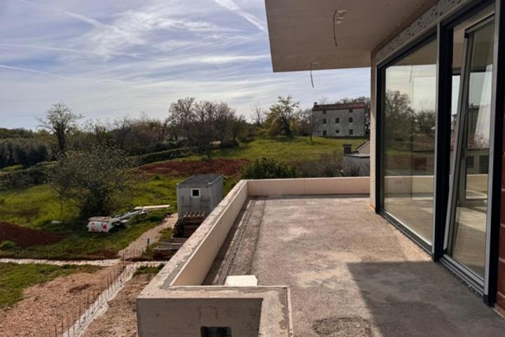 Poreč, moderna  i elegantna samostojeća vila NKP 220 m2 na  velikoj okućnici 