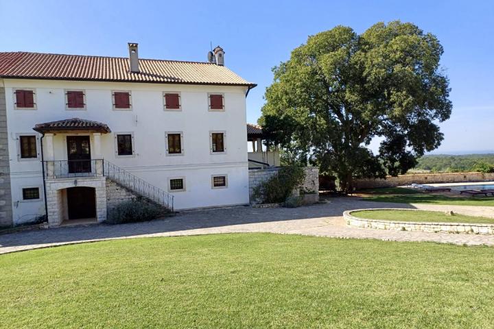 Istra, Višnjan - istarska stancija s velikim bazenom i panoramski pogledom na more