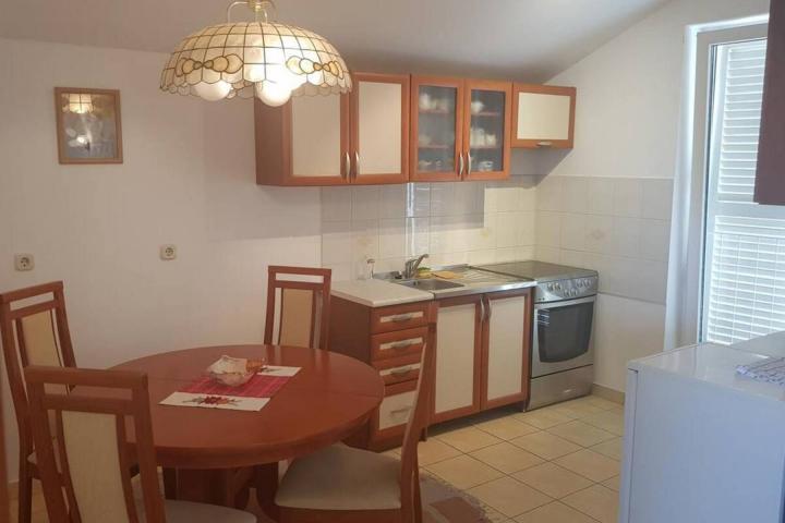 Šibenik, kuća s tri apartmana u neposrednoj blizini plaže (350 m2)