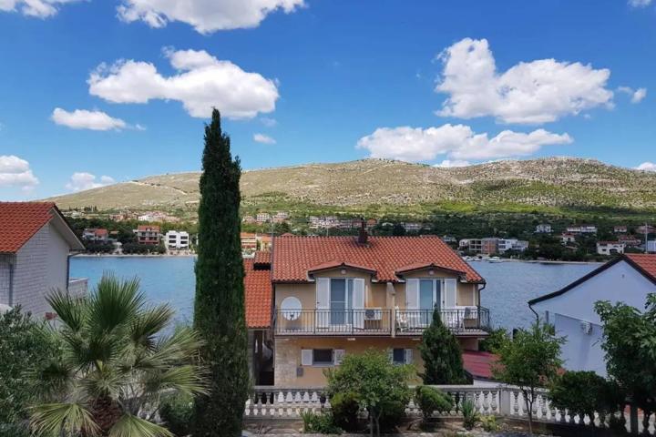 Šibenik, kuća s tri apartmana u neposrednoj blizini plaže (350 m2)