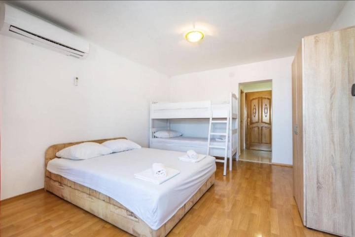 Pag, Novalja, Villa sa 8 uhodanih apartmanskih jedinica i restoranom, pogled na more