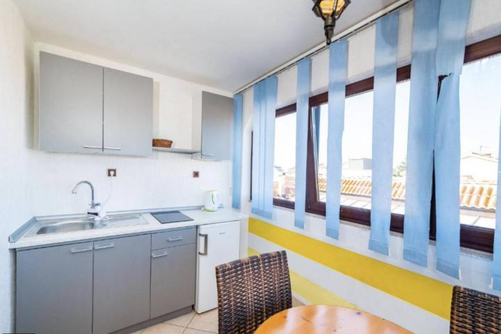 Pag, Novalja, Villa sa 8 uhodanih apartmanskih jedinica i restoranom, pogled na more