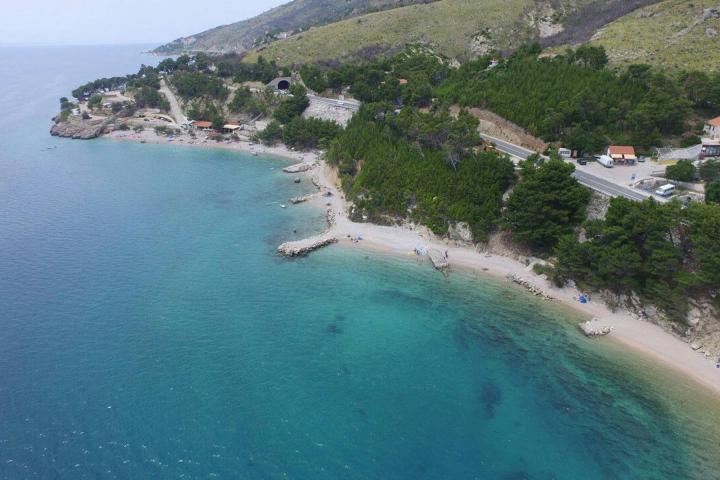 Omiš, građevinsko zemljište s otvorenim pogledom na more