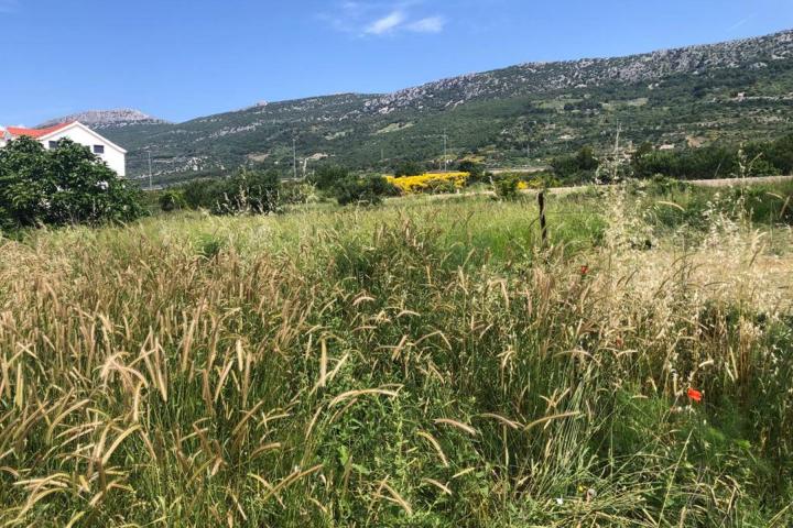 Kaštel Kambelovac, građevinsko zemljište na mirnoj lokaciji