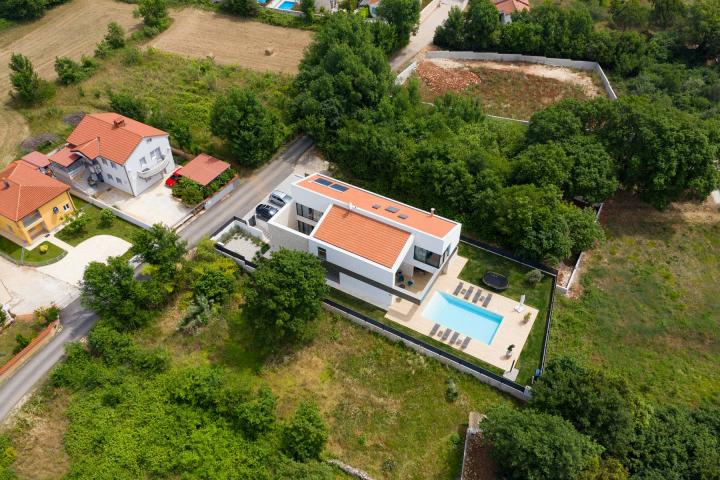 Ližnjan, impozantna villa s bazenom