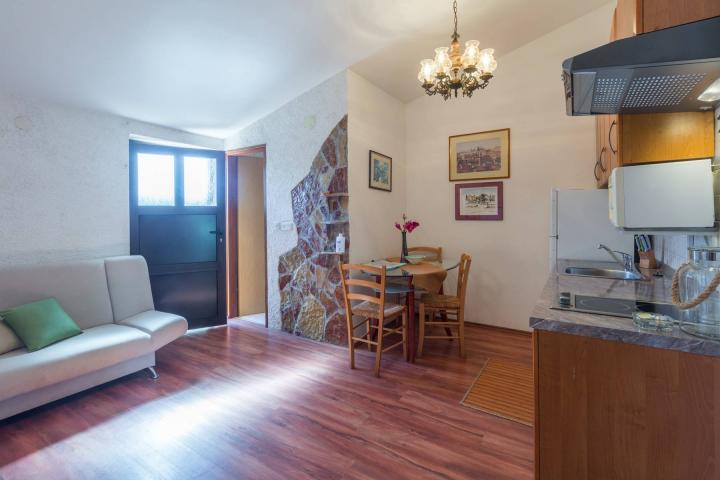 Pula, Veli Vrh, vila s 4 odvojena apartmana, bazenom i velikom okućnicom