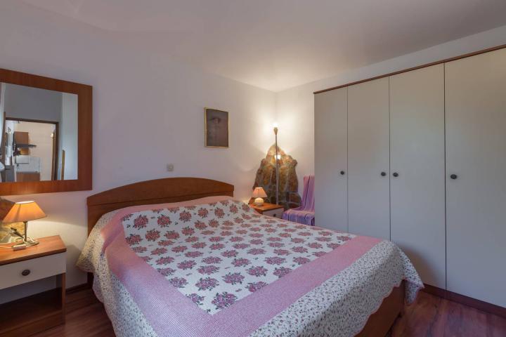 Pula, Veli Vrh, vila s 4 odvojena apartmana, bazenom i velikom okućnicom