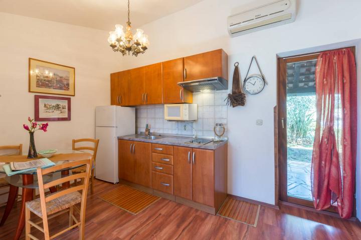 Pula, Veli Vrh, vila s 4 odvojena apartmana, bazenom i velikom okućnicom