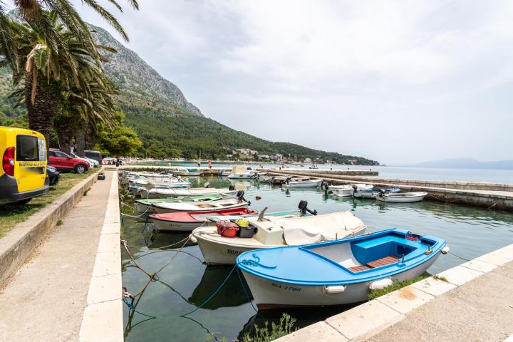 Zaostrog, apartmanska kuća prvi red do mora