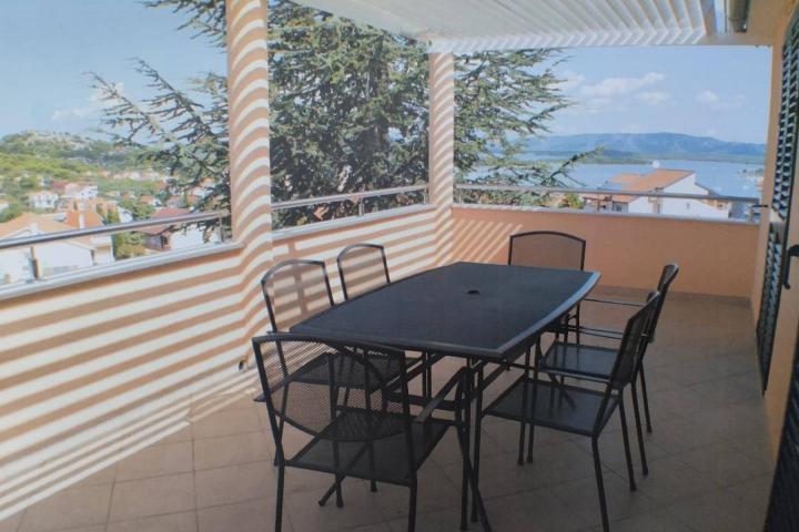 Murter, predivna kuća s tri apartmana 250 m2