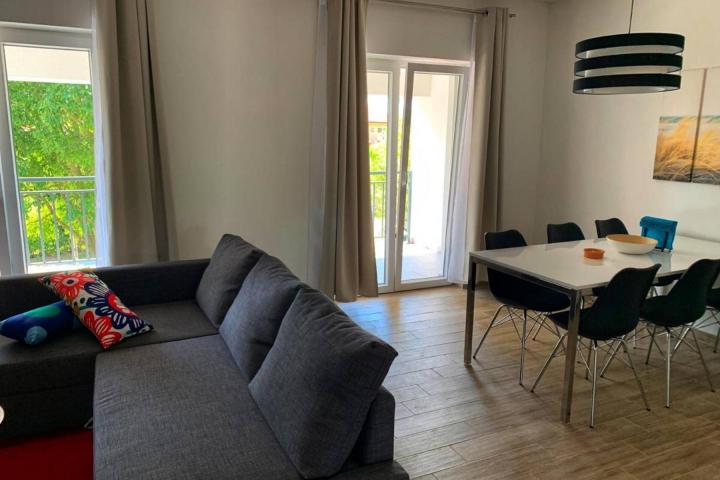 Medulin, prekrasna villa s 3 apartmana, bazenom i vrtom