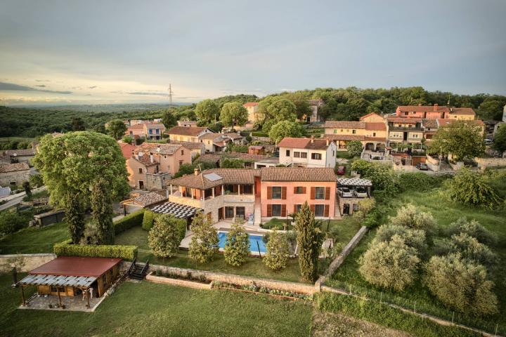 Istra, Šorići, luksuzna kamena kuća s bazenom i predivnim bujnim vrtom