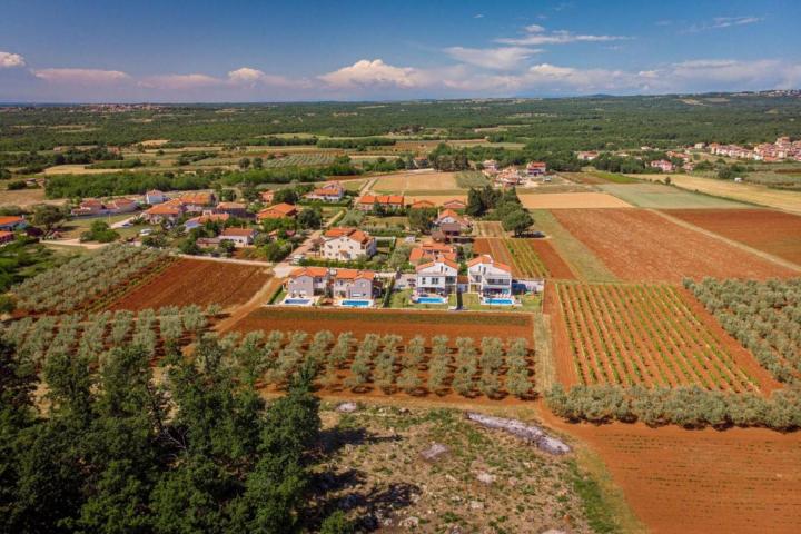 Istra, Poreč, luksuzna vila 244 m2 s bazenom i velikom uređenom okućnicom, pogled na more