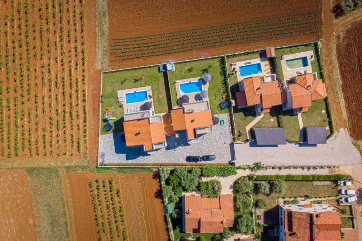 Istra, Poreč, luksuzna vila 244 m2 s bazenom i velikom uređenom okućnicom, pogled na more