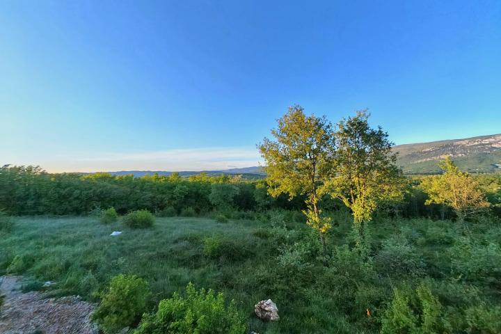 Istra, Kršan - građevinsko zemljišta na mirnoj lokaciji s putem, 948 m2