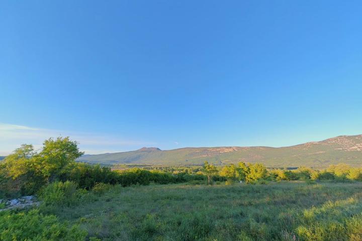 Istra, Kršan - građevinsko zemljišta na mirnoj lokaciji s putem, 948 m2