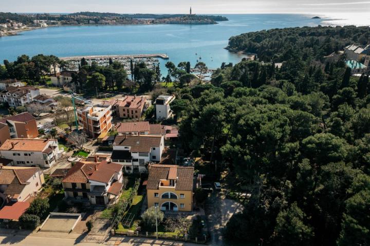 Istra, Rovinj, apartmanska kuća od 400m2 na 150 metara od mora