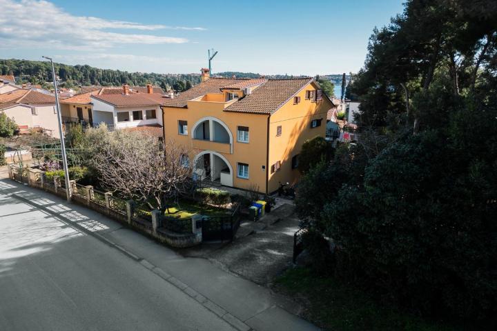 Istra, Rovinj, apartmanska kuća od 400m2 na 150 metara od mora