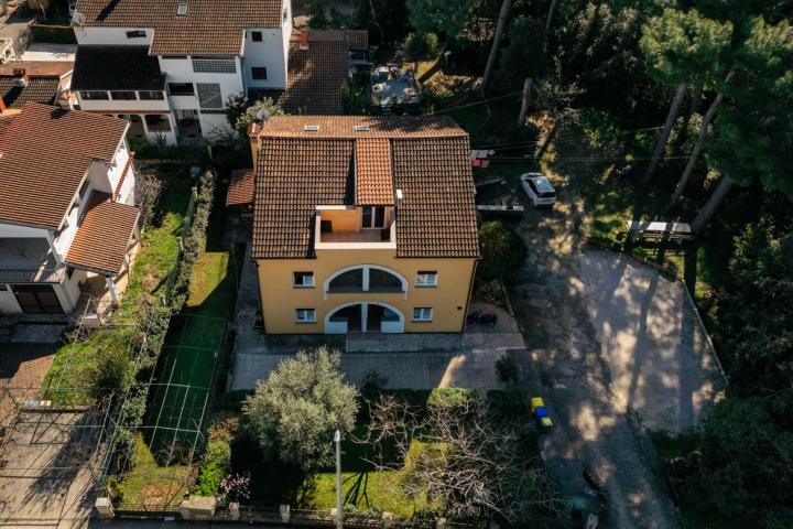 Istra, Rovinj, apartmanska kuća od 400m2 na 150 metara od mora