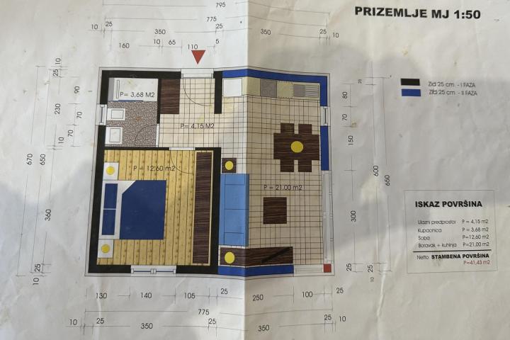 Istra, poljoprivredno zemljište  4400 m2, prvi red do mora - legalizirani objekt