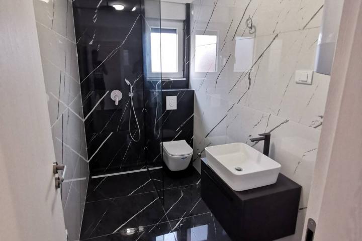 Zadar - Petrići, trosoban penthouse sa krovnom terasom i bazenom 146, 19 m2