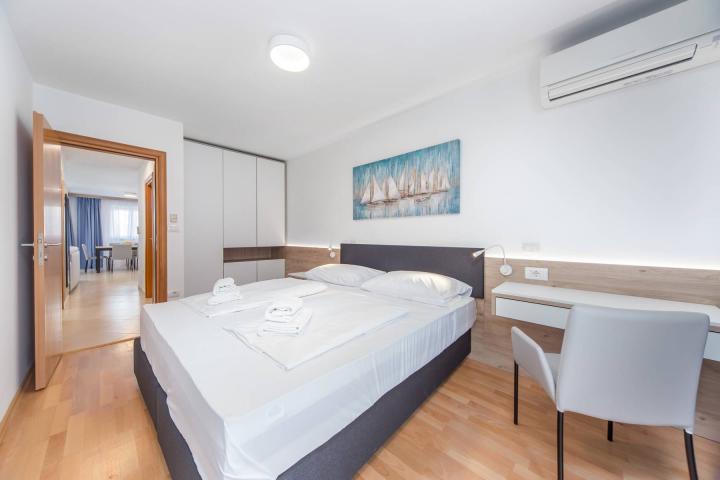 Istra, Umag, opremljen penthouse, velika terasa, pogled na more B29