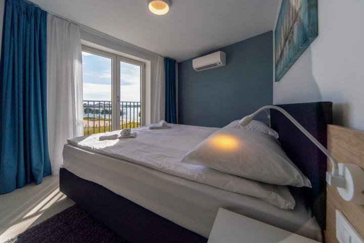 Istra, Umag, opremljen penthouse, velika terasa, pogled na more B29