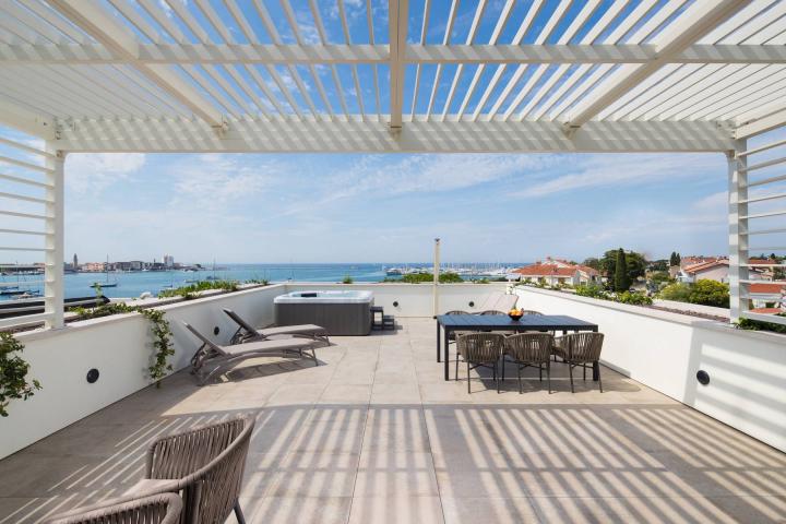 Istra, Umag, opremljen penthouse, velika terasa, pogled na more B29