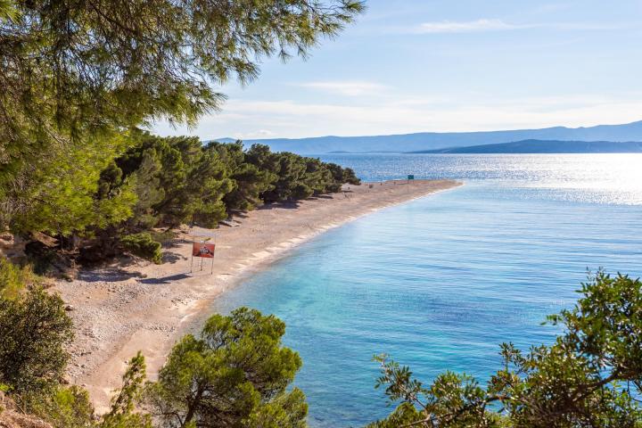 Brač, Bol, atraktivna poljoprivredna parcela površine 130. 000 m2, moguća gradnja