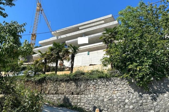 Opatija, peterosoban stan s pogledom na cijeli Kvarner, NKP 200 m2