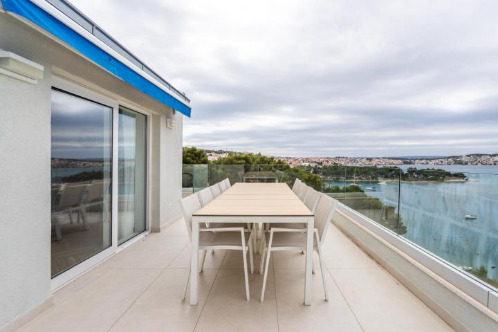 Trogir, Čiovo, moderan penthouse s panoramskim pogledom na more