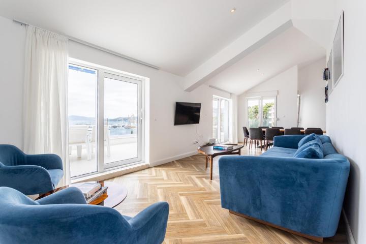 Trogir, Čiovo, moderan penthouse s panoramskim pogledom na more