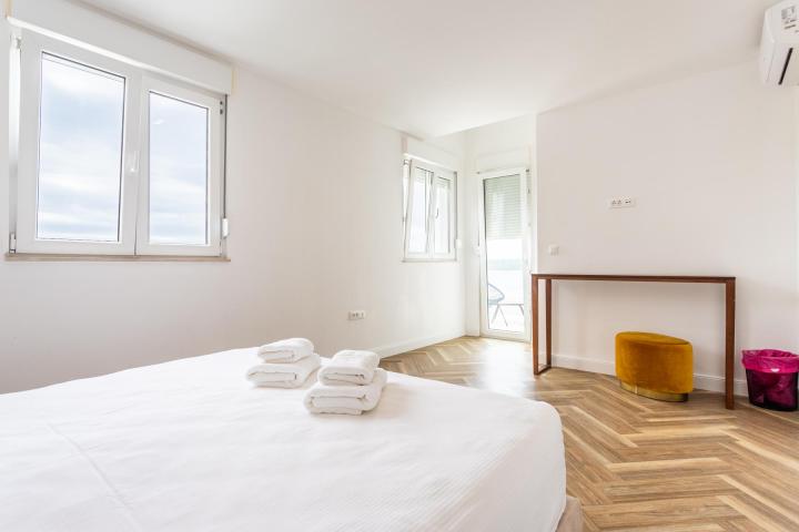 Trogir, Čiovo, moderan penthouse s panoramskim pogledom na more