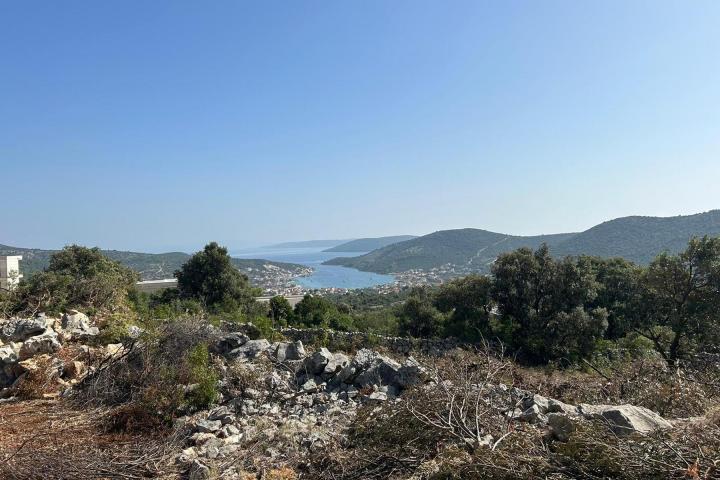 Vinišće, građevinsko zemljište, s pogledom na more