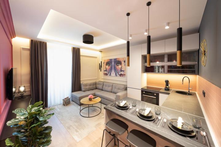 Rijeka, Centar, novouređen luksuzan stan NKP 115 m2 s tri apartmana