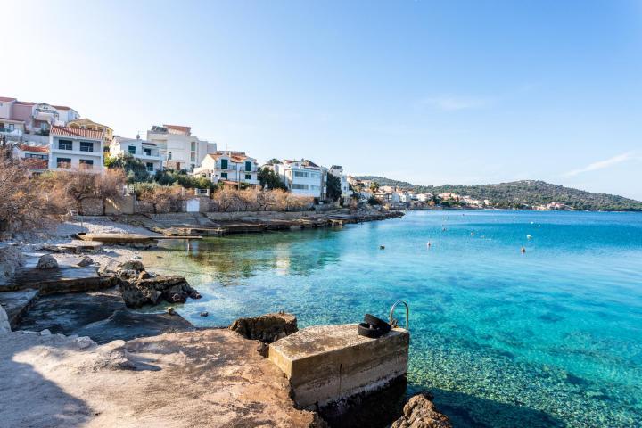 Ražanj, samostojeća kuća s pogledom na more