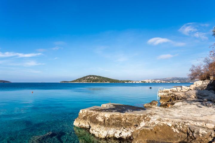 Ražanj, samostojeća kuća s pogledom na more