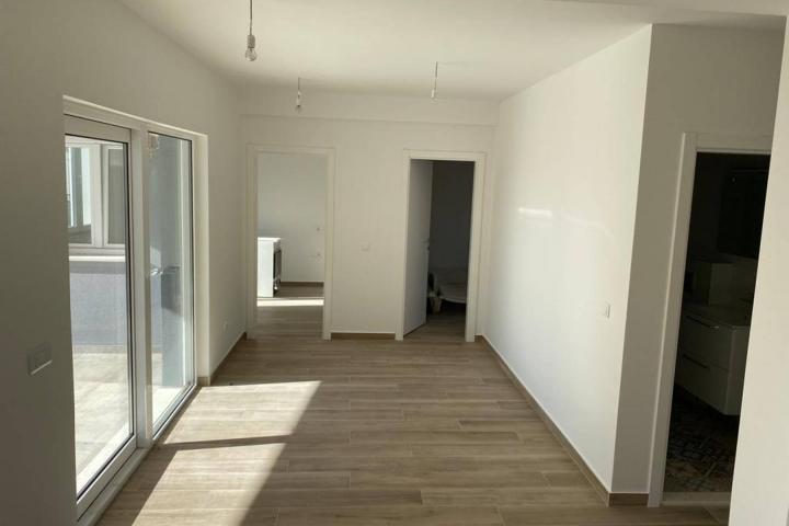 Bol, atraktivan četverosoban apartman NKP 89 m2 s vrtom NOVOGRADNJA