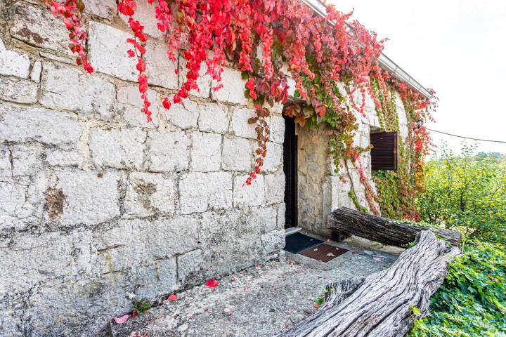 Imotski, Lovreć, jedinstvena kamena kuća