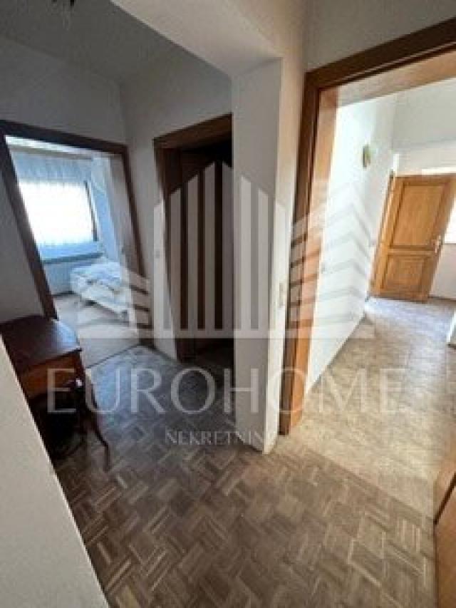 Prilika, KUĆA 250m2, 1. 040 eura/m2, s garažom, centar Velike Gorice