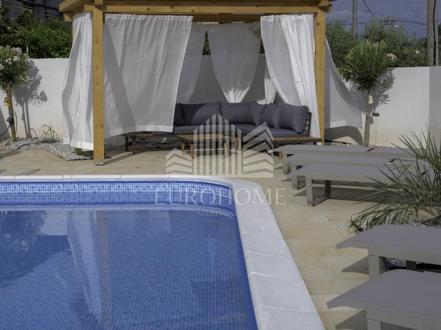 PRILIKA! Villa s bazenom 280m2, Posedarje