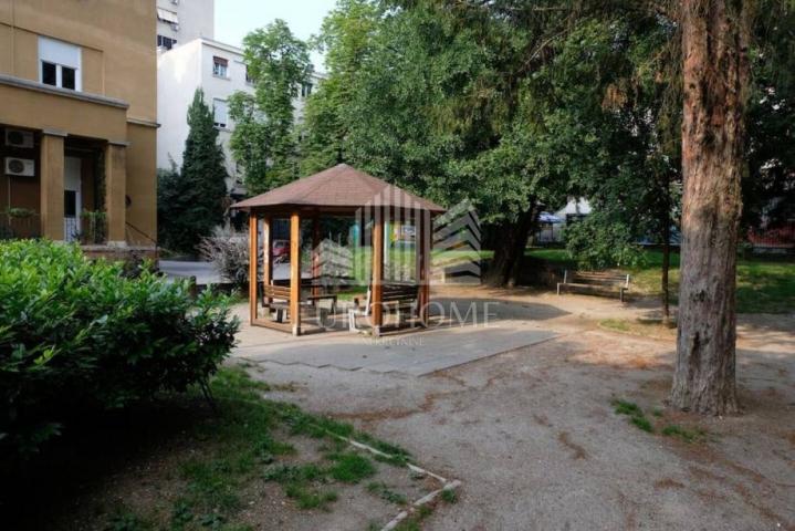 Centar, dvoetažni stan 137m2, 3 apartmana