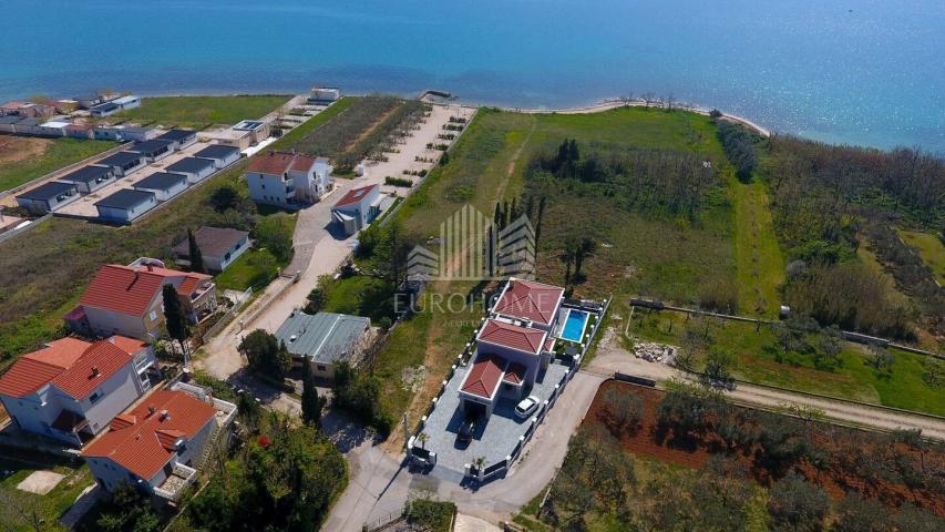 Zadar, Privlaka atraktivna villa prvi red do mora