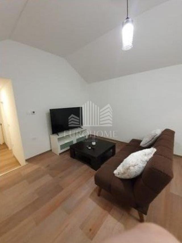 KUĆA, ČETIRI STANA 240 m2 + 7VPM, ČRNOMEREC