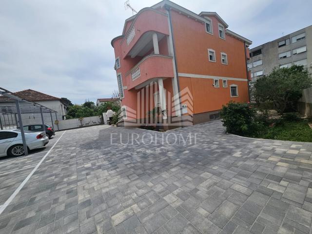 Zadar, Stanovi, samostojeća kuća 560m2 s 10 apartmana, 1750€/m2