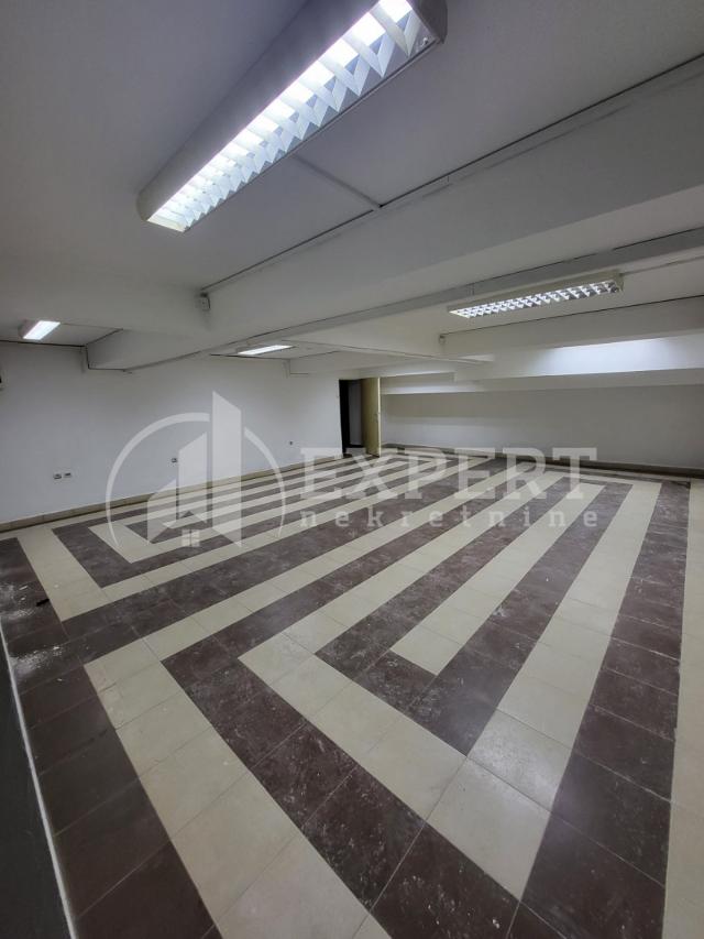 Izdaje se poslovni prostor u centru Pirota, 150m2