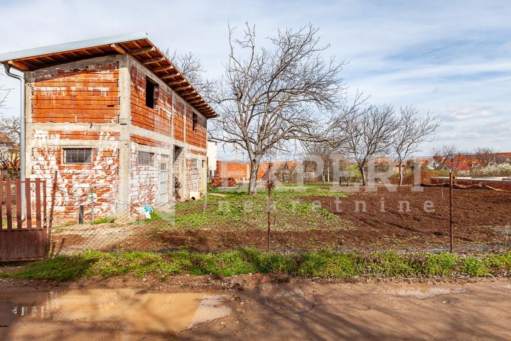 Na prodaju kuća u sivoj gradnji, započet objekat, plac 16a, Ledena stena