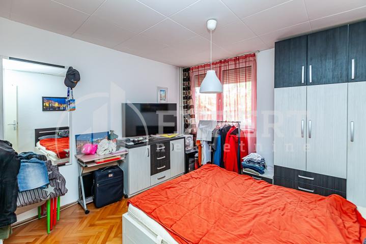 Lep  trosoban  stan, Pantelej, I  sprat, 72 m2