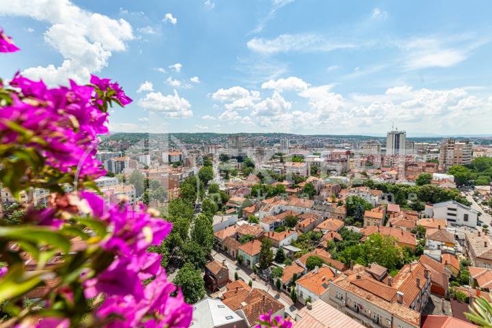 Lep, eksluzivan,  veliki stan, penthaus, na  zadnjem  spratu solitera, sa  pogledom, 120 m2