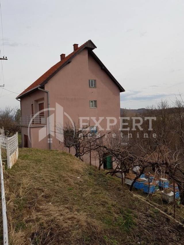 Porodična kuća sa okućnicom, selo Krajkovac kod Merošine